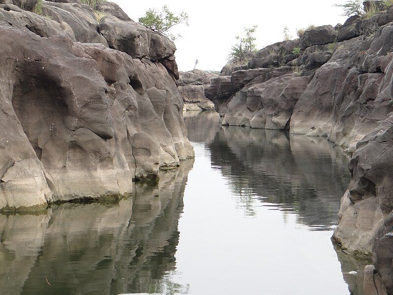 File:Nighoj potoles river.jpg