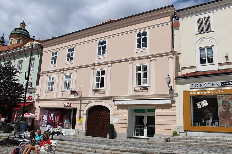 File:Rathausplatz5Melk.JPG