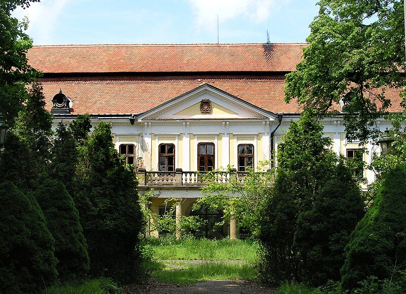 File:Zdislavice Castle.jpg