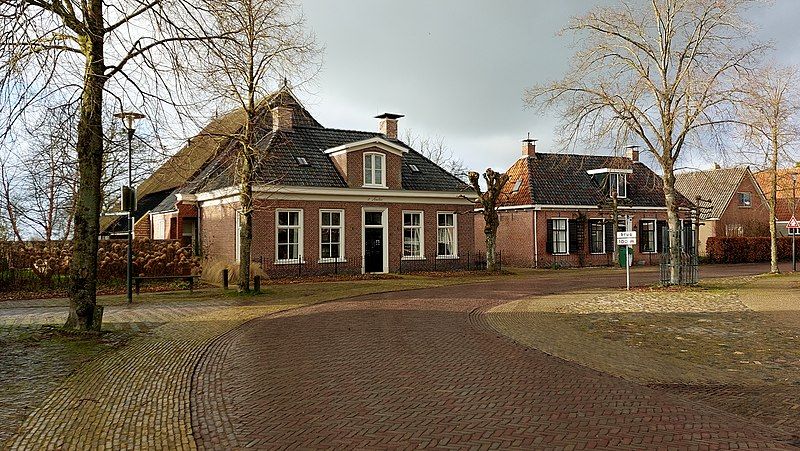 File:Aldtsjerk, doarpsplein.jpg