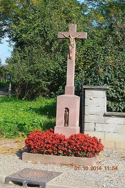 File:Altenheim Monumental Cross.JPG