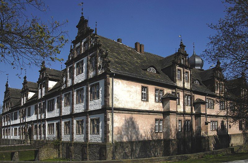 File:Bevern Schloss.jpg