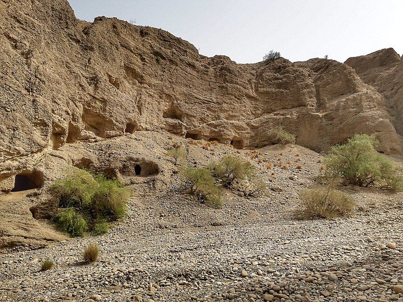 File:Caves at Gondrani.jpg