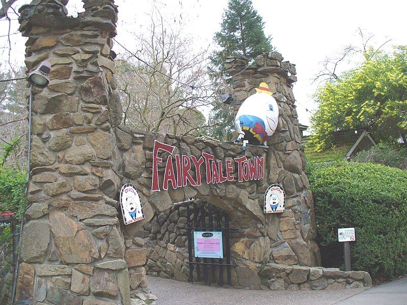 File:FairyTaleTownEntranceSacramentoCA.JPG