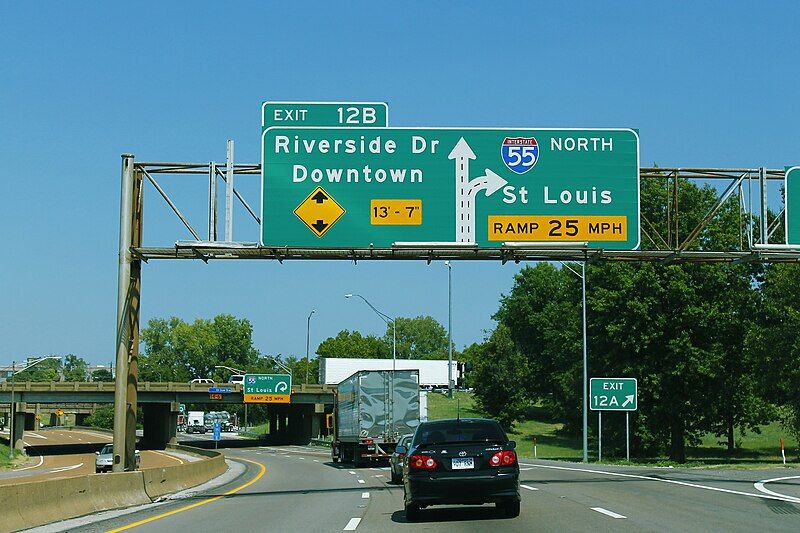 File:Int55nRoad-Exit12B-TurnToStayOnInt55Curve (30578439532).jpg