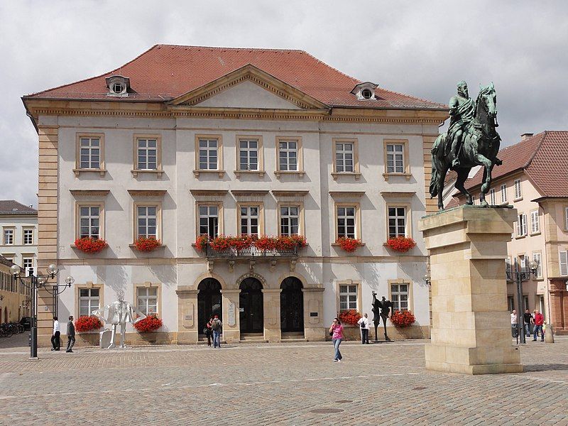 File:Landau Rathausplatz02.jpg