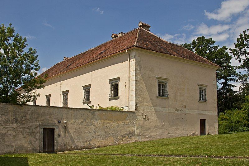 File:Pfarrhof in Röhrenbach.jpg