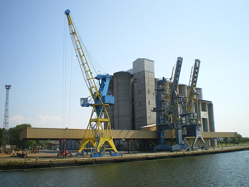 File:Quai-Blainville-grues-silos-blé-Agrial.JPG