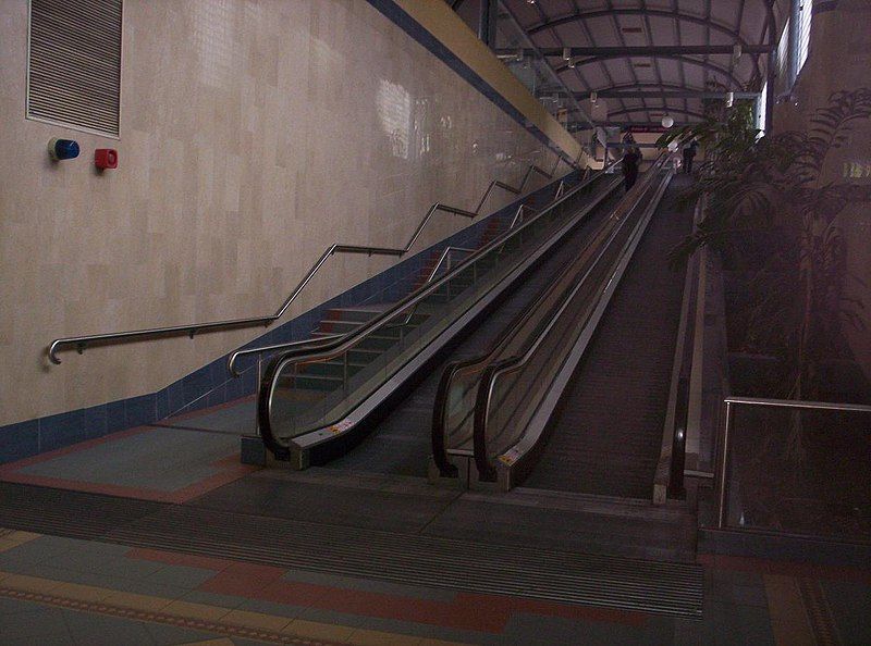 File:Travelator-at-Roma-Street-Station.jpg