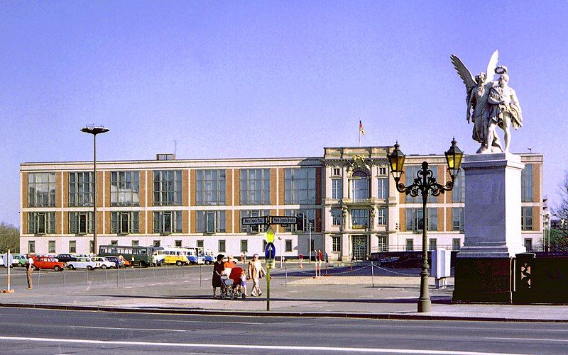 File:19860503460NR Berlin-Mitte Staatsratsgebäude.jpg