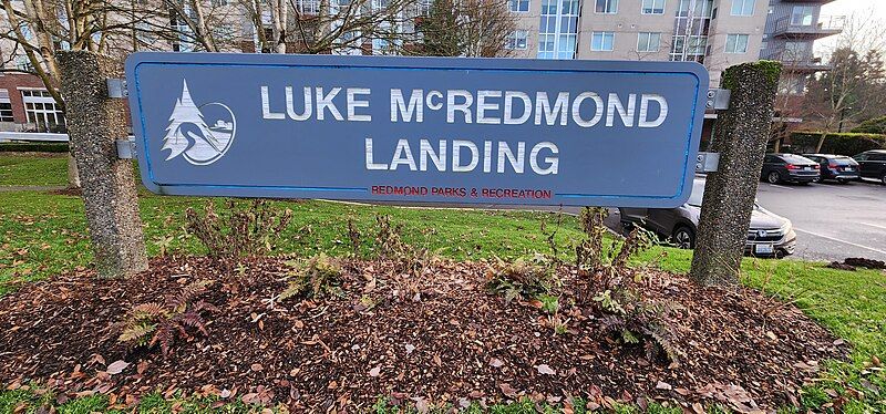 File:20230101 LukeMcRedmondLanding Redmond,WA.jpg