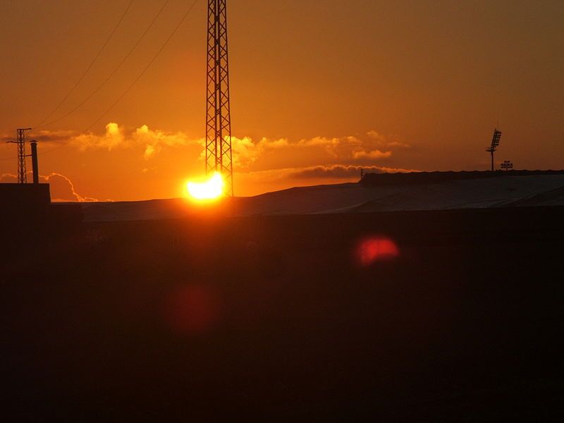 File:EclipseSolarRoquetasDeMar.JPG