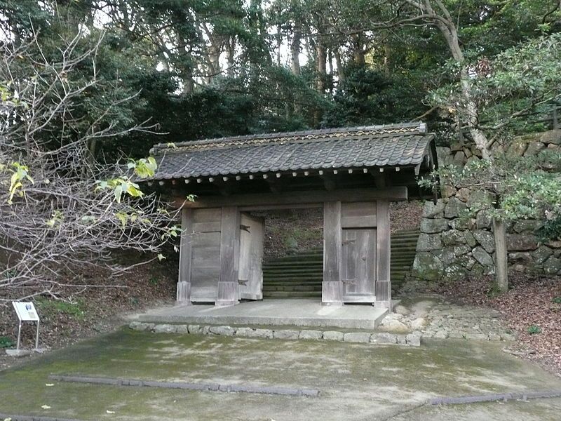 File:Hamada castle gate.JPG