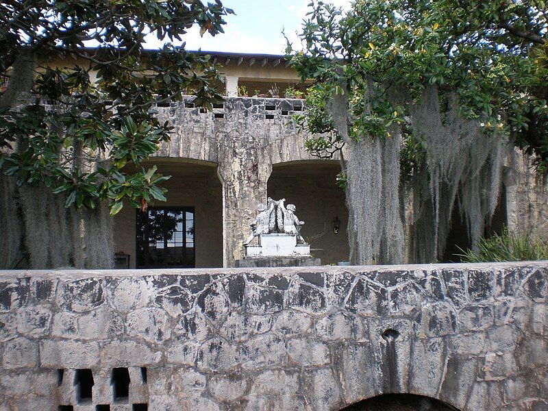 File:Honolulu-Lihiwai-wall&balcony.JPG