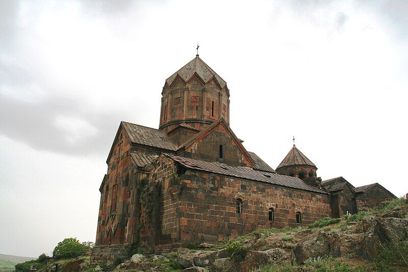 File:Hovanavank nuages.JPG