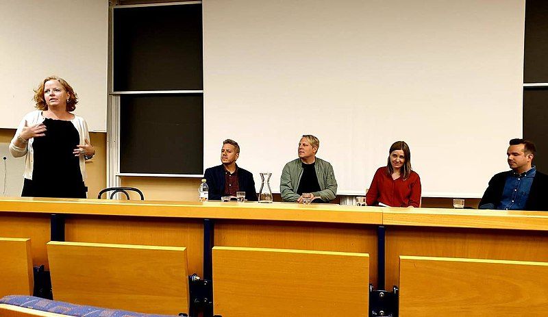 File:Ida Östenberg lecturing.jpg