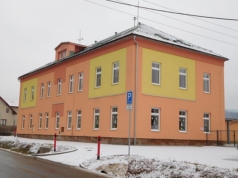 File:Lanov skola.jpg