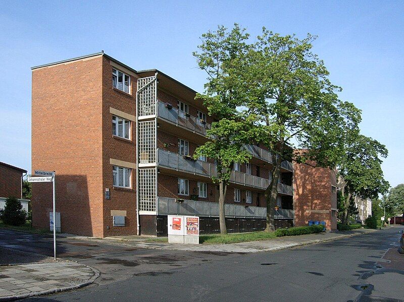 File:Laubenganghaus, Mittelbreite.jpg