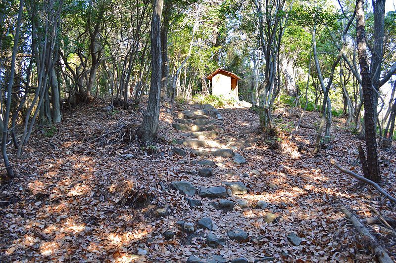 File:Owaribe-jinja Minami-yashiro-kofun.JPG