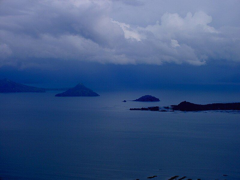 File:Taal lake.JPG