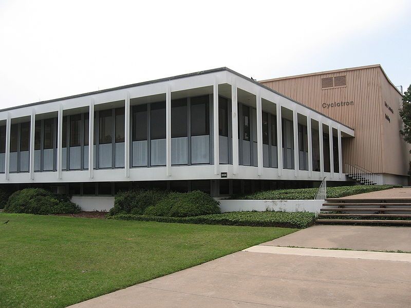 File:Tamu cyclotron.JPG