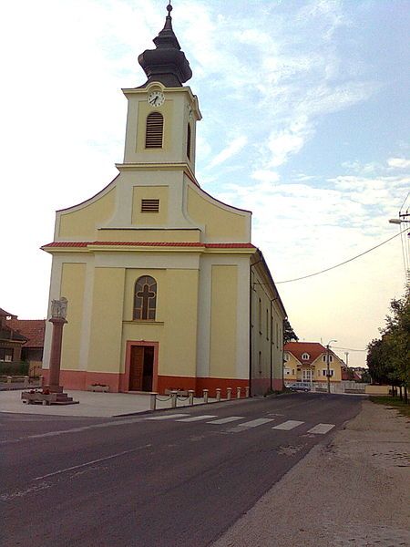 File:Tešedíkovo, kostol.jpg