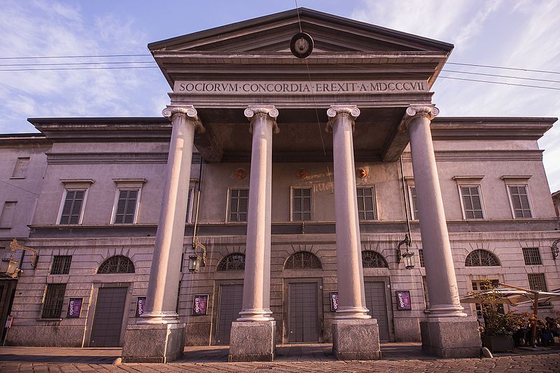 File:Teatro Ponchielli (centrale).jpg