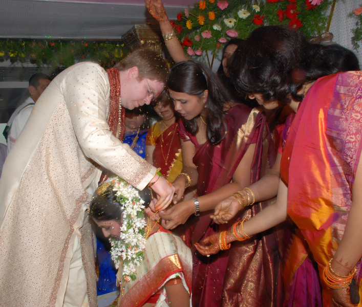 File:Tying the mangalsutra.png