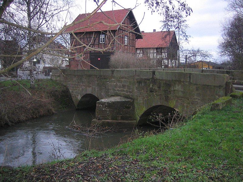 File:Emsbachbrücke Obervorschütz.JPG