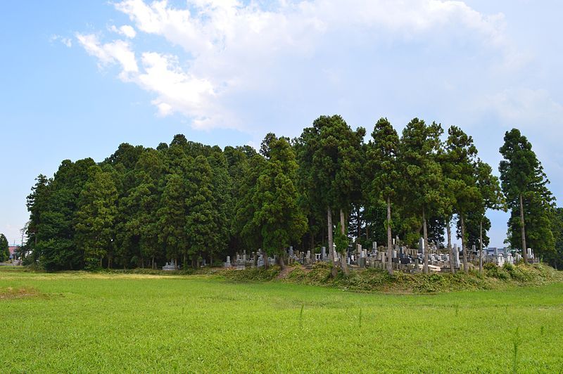 File:Kamegamori-kofun zenkei-1.JPG