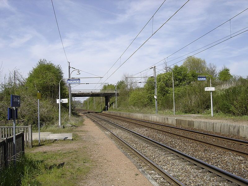 File:Maurois railway station.jpg