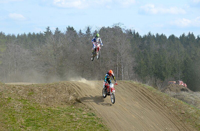 File:Motocross-Training, Obernheim (Zollernalbkreis).jpg