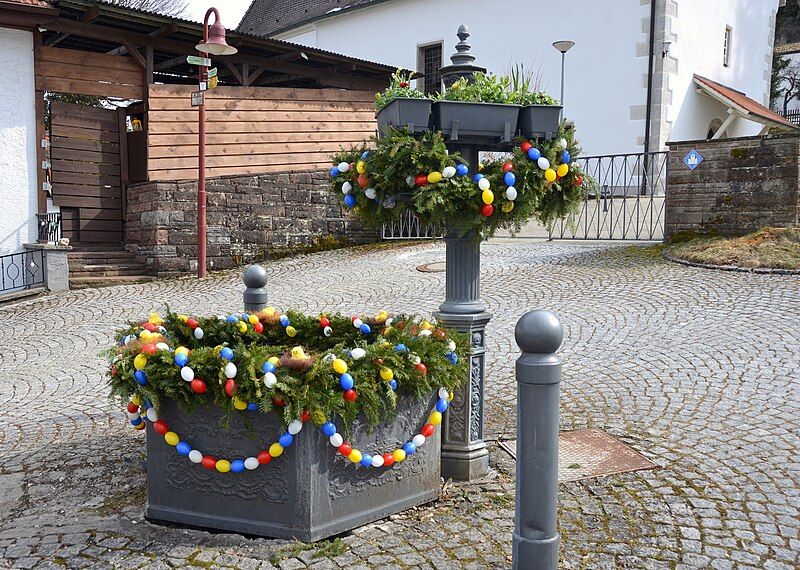 File:Osterbrunnen, Oberdigisheim (Meßstetten).jpg