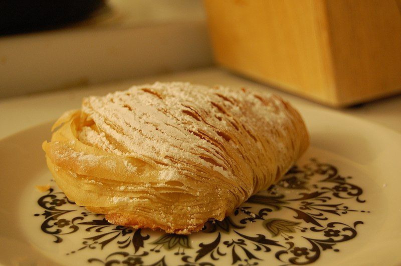 File:Sfogliatelle on plate.jpg