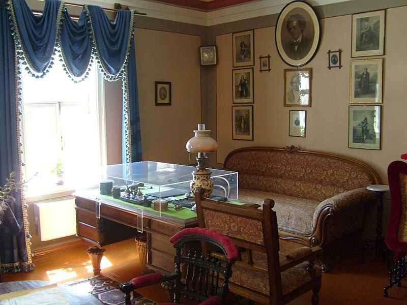 File:Tchaikovsky's writing table.JPG