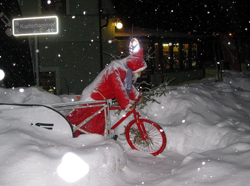 File:Weihnachtsmann im schnee.JPG