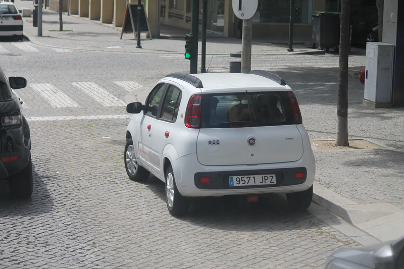 File:Fiat-Uno-College-2014.webp