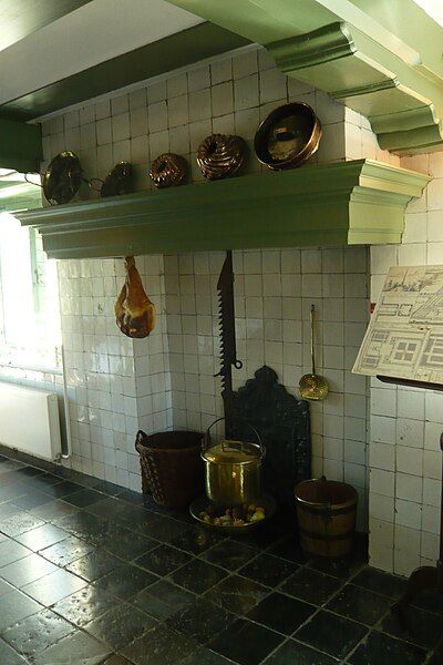 File:Hofwijck kitchen hearth.jpg