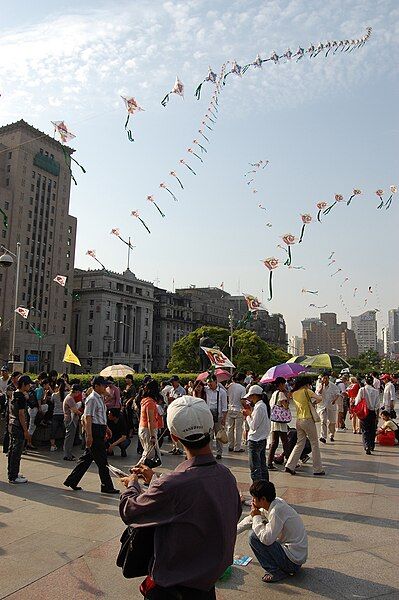 File:Kite-trains-shanghai.jpg