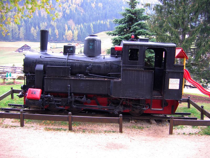 File:LokomotiveGroednerbahn.JPG