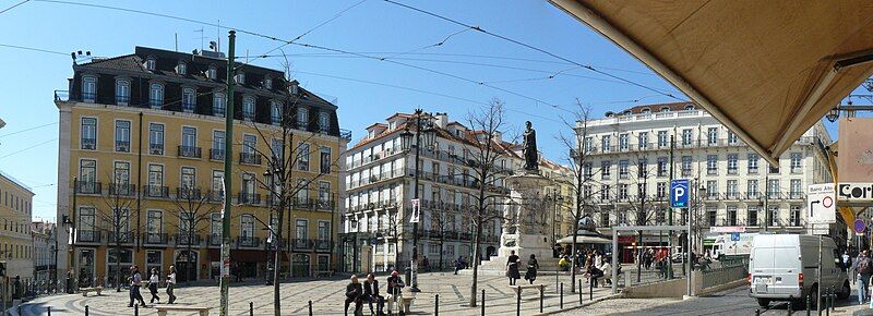 File:PlazaDeCamoesLisboa-P1100966-P1100968.jpg