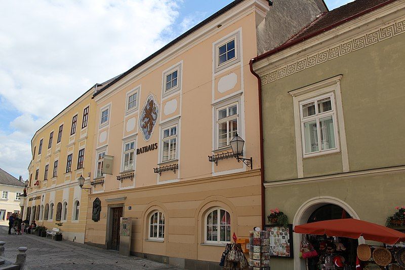 File:Rathausplatz11Melk.JPG