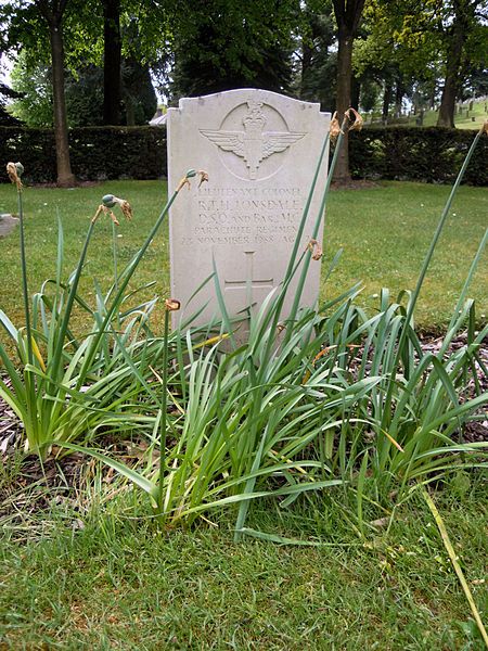 File:Richard Lonsdale Grave.jpg