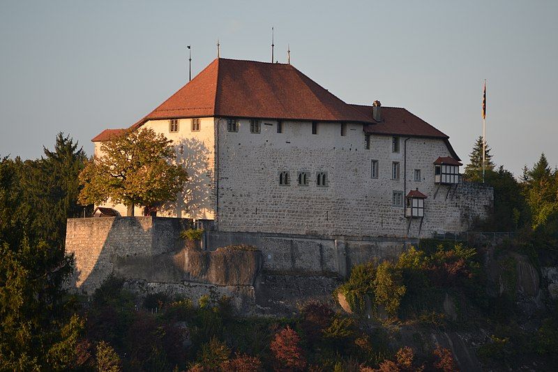 File:Schloss Laupen.jpg