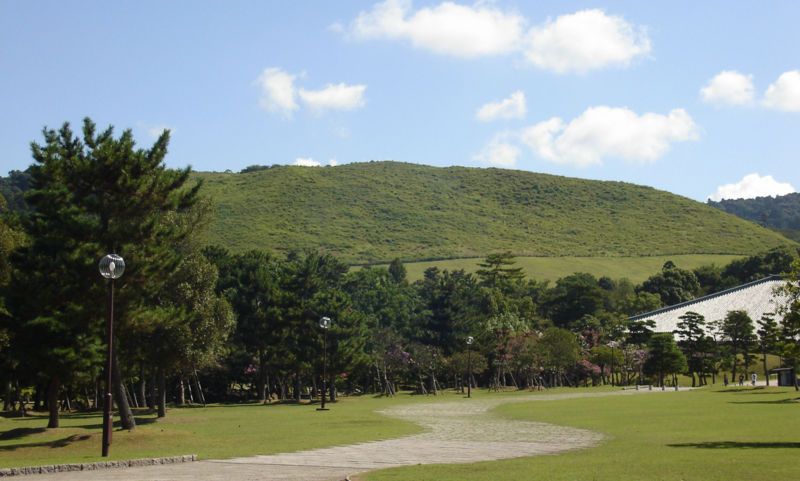 File:WakakusaYama.jpg