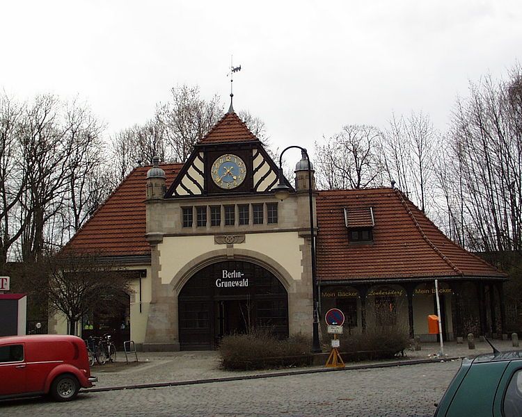 File:2000-03-26 Bahnhof Grunewald.jpg