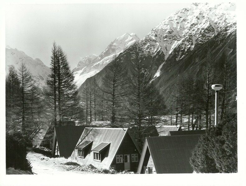 File:Chalets, Mount Cook.jpg