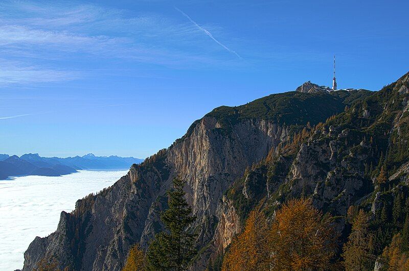 File:Dobratsch-Gipfel im Herbst.jpg