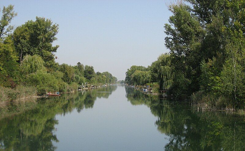 File:Donau-Oder-Kanal Bereich Lobaustraße.jpg