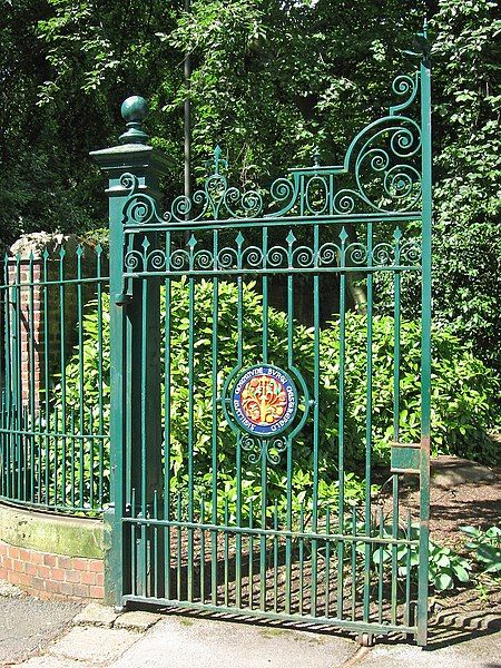 File:Gate, Queen's Park.jpg